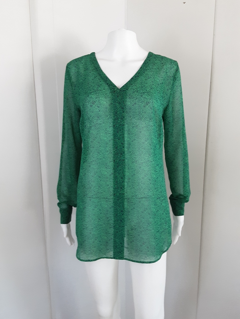 CAbi Bountiful Green Vines Paisley V-Neck Semi-Sheer Long Sleeve Tunic Top Sz S